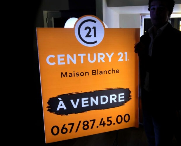 Century 21 maison blanche avec notre éclairage Loumière